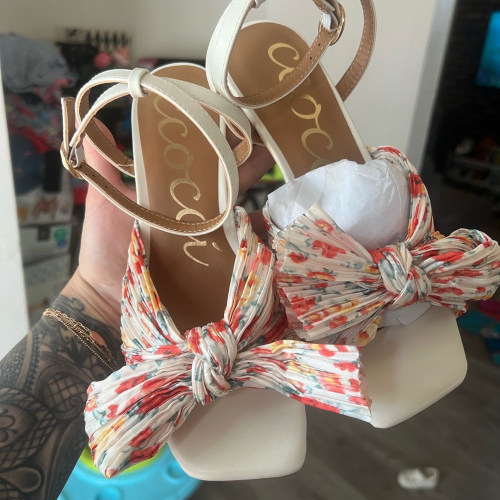 size 7 - Picture 2 of 3